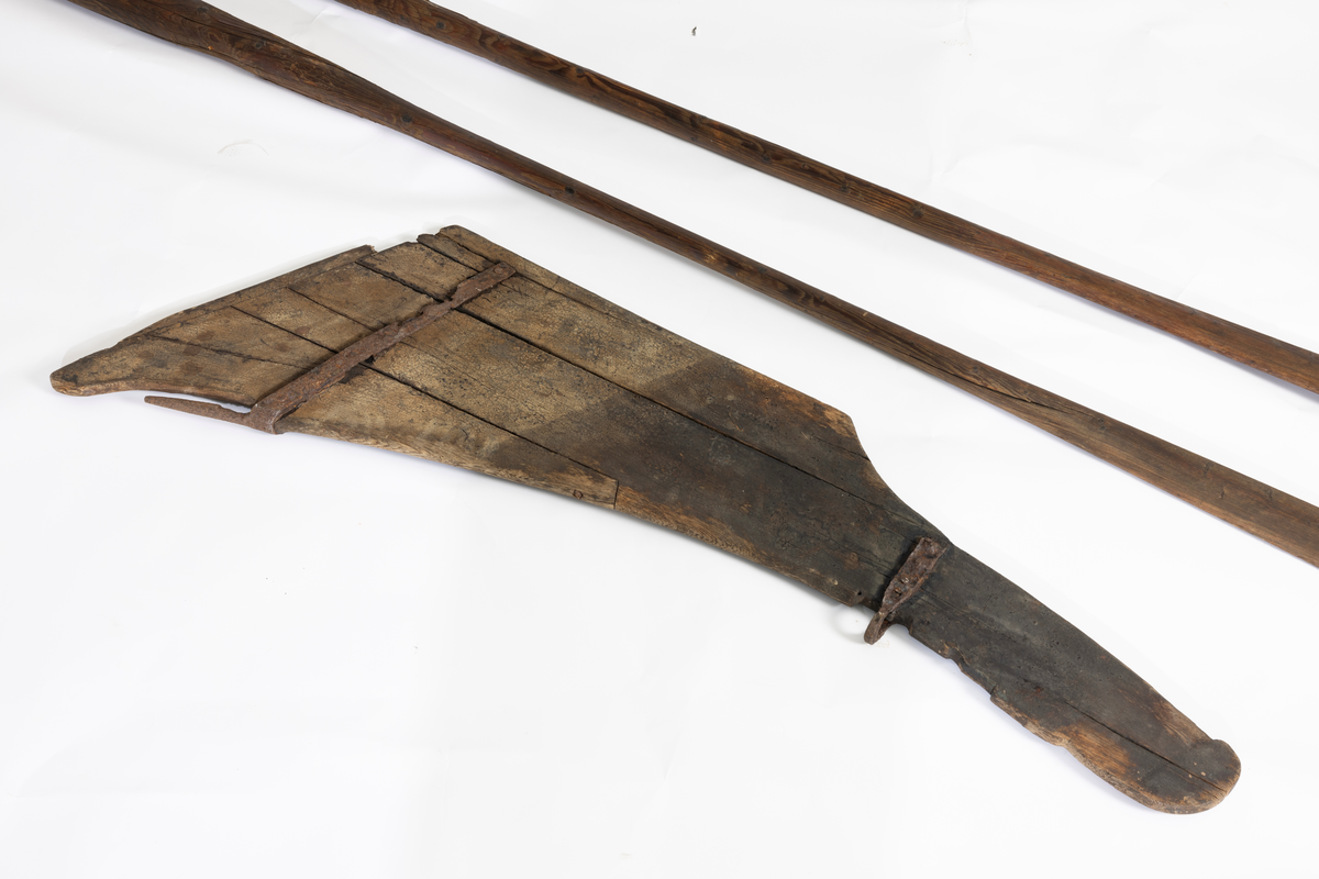 Sørøstnorsk ro- og seilsjekte av eldre type. Såkalt mellombåt. 1 par årer, tofter, mangler tiljer. Trenaglet