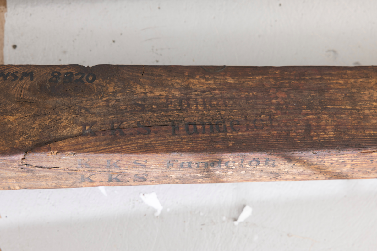 Treroring fra Sunnmøre, med div. løsøre ( 3 par årer, mast og rundholt, tiljer, tofter). Selvgrodde keiper. Råte babord baug.