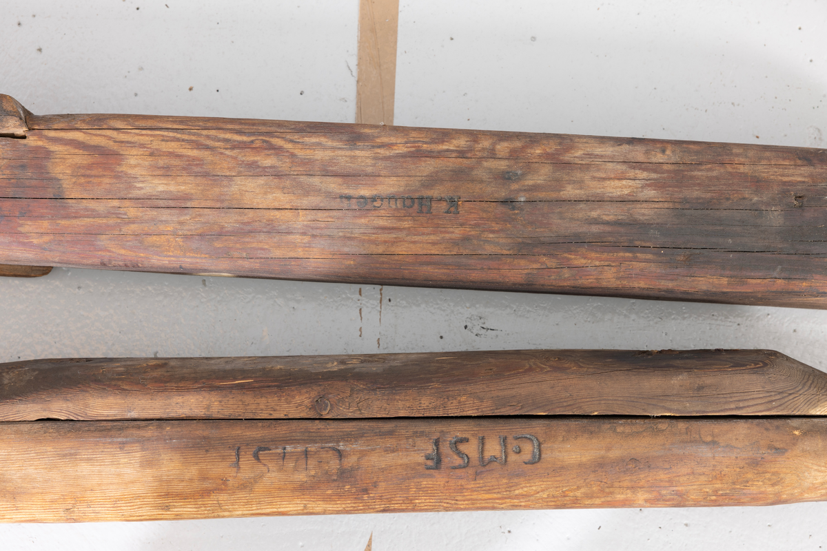 Treroring fra Sunnmøre, med div. løsøre ( 3 par årer, mast og rundholt, tiljer, tofter). Selvgrodde keiper. Råte babord baug.