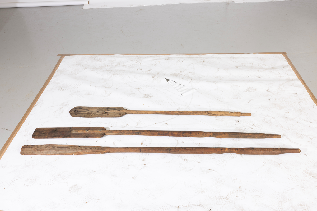 Åttring med løfting. Rødbrunt bunnstoff og tjæret skrog. Øverste bordgang har bredere grønt felt og smalere hvitt og rødt felt.