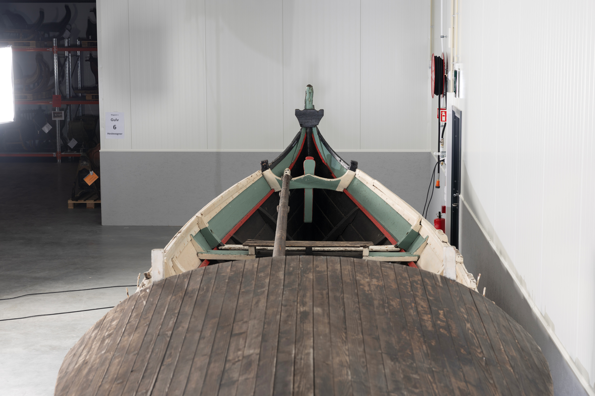 Åttring med løfting. Rødbrunt bunnstoff og tjæret skrog. Øverste bordgang har bredere grønt felt og smalere hvitt og rødt felt.