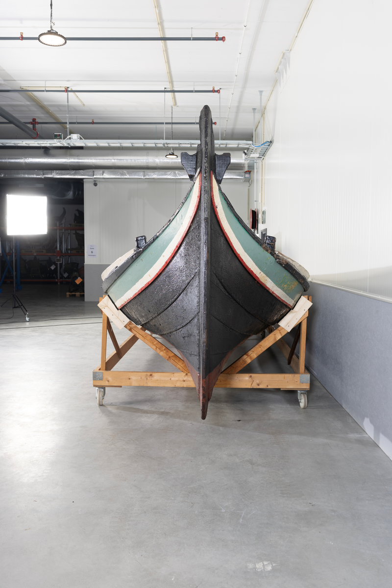 Åttring med løfting. Rødbrunt bunnstoff og tjæret skrog. Øverste bordgang har bredere grønt felt og smalere hvitt og rødt felt.