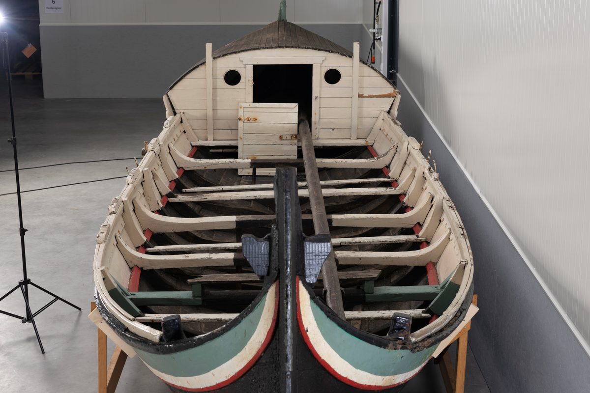 Åttring med løfting. Rødbrunt bunnstoff og tjæret skrog. Øverste bordgang har bredere grønt felt og smalere hvitt og rødt felt.