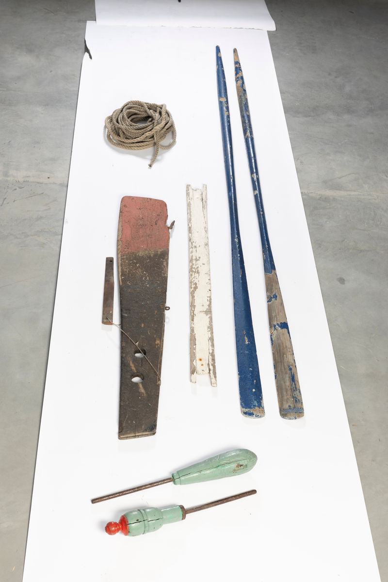 Åttring med løfting. Rødbrunt bunnstoff og tjæret skrog. Øverste bordgang har bredere grønt felt og smalere hvitt og rødt felt.