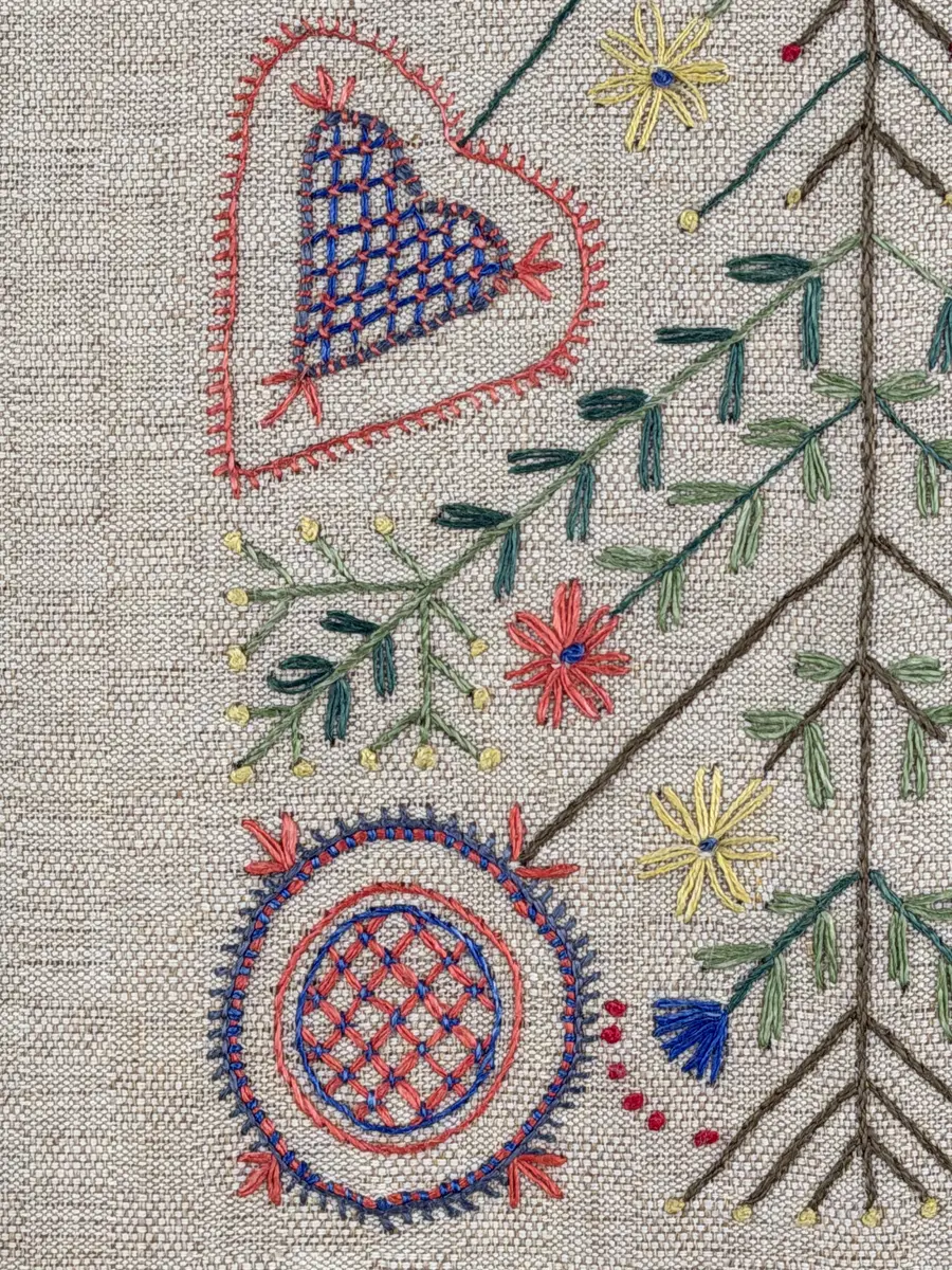 Löpare gjord av halvlinneväv i sålldräll och broderi utfört med lingarn i stjälksöm, läggsöm, langettsöm, oliksidig plattsöm, bottensöm samt knutar. 
Duken är inramad med en stjälksöm och har 7mm breda fållar runt om och raka hörn, som är sydda med kaststygn. 