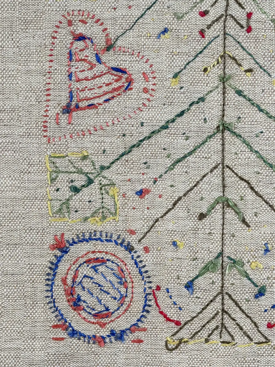 Löpare gjord av halvlinneväv i sålldräll och broderi utfört med lingarn i stjälksöm, läggsöm, langettsöm, oliksidig plattsöm, bottensöm samt knutar. 
Duken är inramad med en stjälksöm och har 7mm breda fållar runt om och raka hörn, som är sydda med kaststygn. 