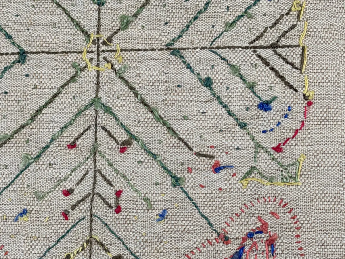 Löpare gjord av halvlinneväv i sålldräll och broderi utfört med lingarn i stjälksöm, läggsöm, langettsöm, oliksidig plattsöm, bottensöm samt knutar. 
Duken är inramad med en stjälksöm och har 7mm breda fållar runt om och raka hörn, som är sydda med kaststygn. 