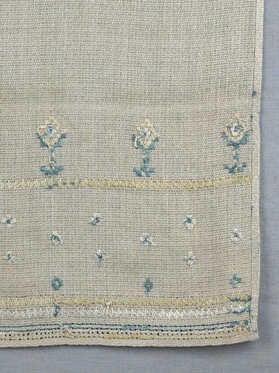 Löpare gjord av linneväv i sålldräll och broderi utfört med lingarn i plattsöm, flätsöm, trädstygn samt myrgång med tre kaststygn emellan. 
Långsidorna är kantade med efterstygn och duken har 6mm breda fållar runt om och raka hörn, som är sydda med smygstygn. 