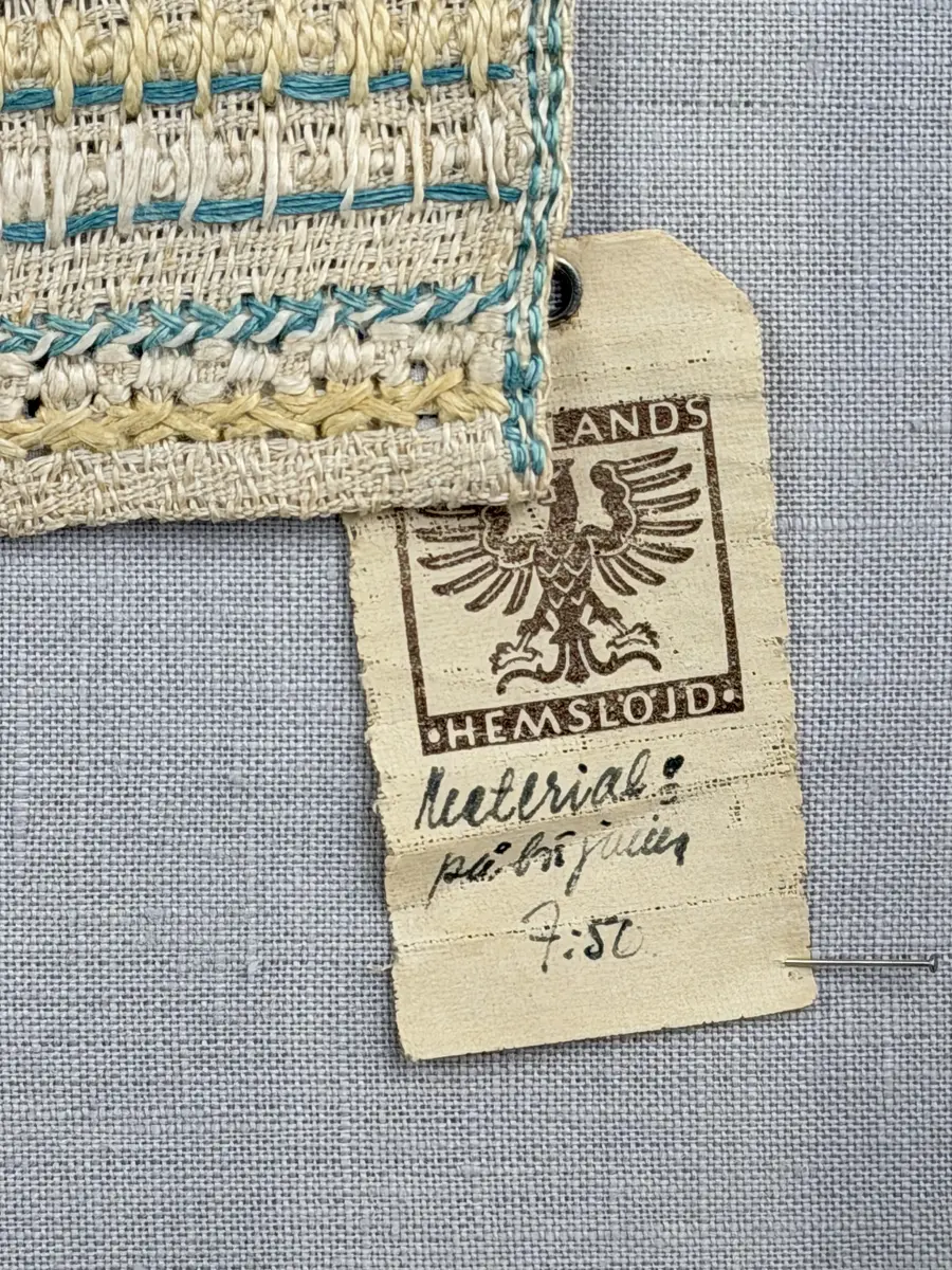 Löpare gjord av linneväv i sålldräll och broderi utfört med lingarn i plattsöm, flätsöm, trädstygn samt myrgång med tre kaststygn emellan. 
Långsidorna är kantade med efterstygn och duken har 6mm breda fållar runt om och raka hörn, som är sydda med smygstygn. 