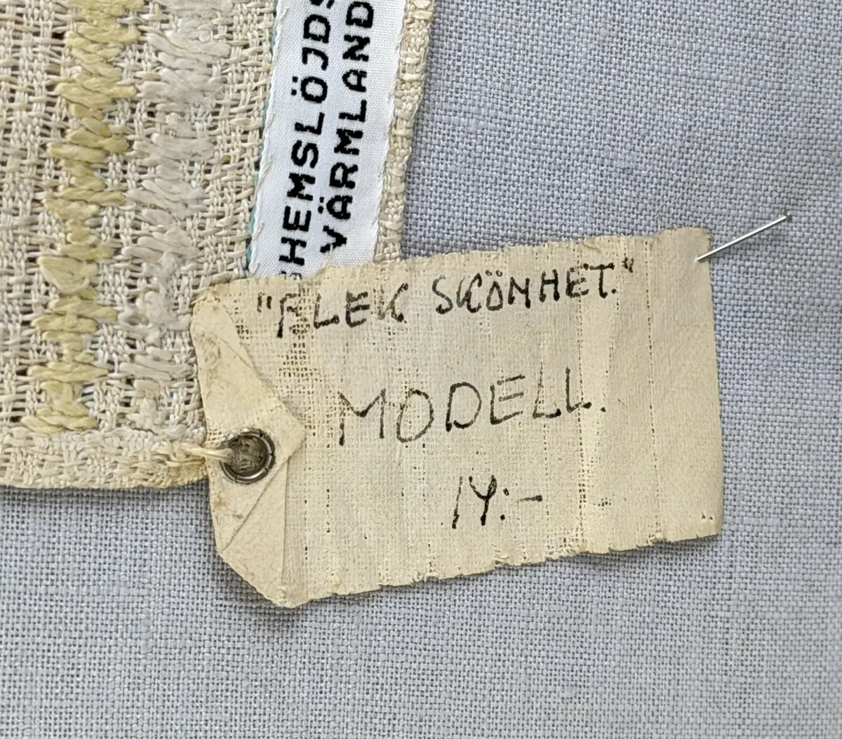 Löpare gjord av linneväv i sålldräll och broderi utfört med lingarn i plattsöm, flätsöm, trädstygn samt myrgång med tre kaststygn emellan. 
Långsidorna är kantade med efterstygn och duken har 6mm breda fållar runt om och raka hörn, som är sydda med smygstygn. 