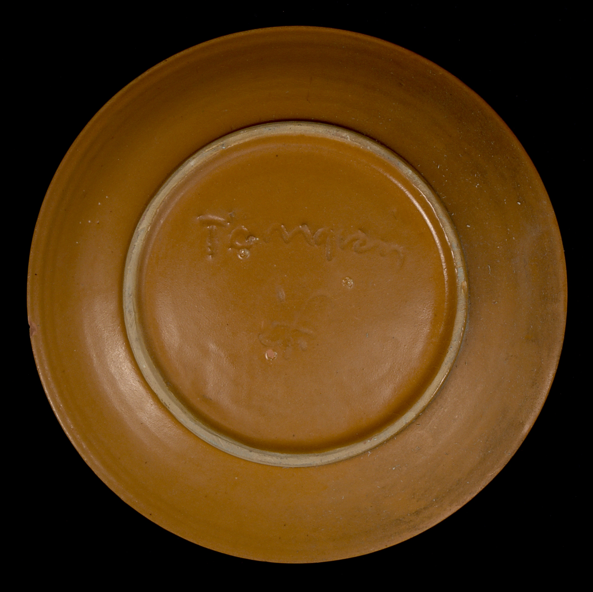 Runt fat av lergods med motiv i blått och brunt mot vit botten. Fatet är dekorerat med en geometriska bård längs kanten och med en vy av Varbergs fästning i spegeln. Text: "SVERIGES U LANDSKAMP DAMNARK U. VARBERGS FÄSTNING 19 21-6 59". På fatets undersida finns ristad signatur (se historik).