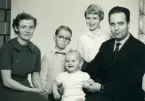 Grupporträtt av familjen Eriksson hos fotograf Helge Lundgren i Nässjö 1958. Från vänster Gun-Britt, Thomas, Bodil, Thore och Björn i mitten.