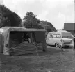 Familjen Erikssons tältsemestrar med bil på 1950- och 1960-talet. På campingplatsen utanför Hamburg, Tyskland 1962. Mamma Gun-Britt i det nya stora tältet 