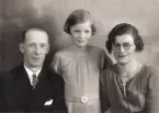 Grupporträtt med makarna Arvid och Eva Edberg och dottern Gun-Britt, Nässjö 1936.