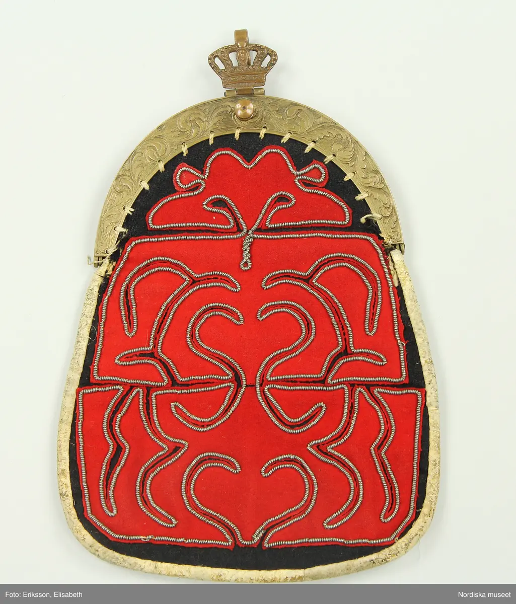 Huvudliggaren:
"Kvinnodräkt fr. Delsbo sn, Norra Helsinglands fgd, Helsingland.
a. "Ryntjeskjortel" af svart kläde med röd kant och bandväfd "kval" (linning). Kjolen "lurad"(goffrerad), skall förvaras lurad att ej vecken gå ut. 3 par fruntimmershänder hjälpas åt att "lura" den efter hvarje begagnande.
b. livstycke, rött med gröna ränder.
c. "Ryntjessärk" (rynksärk) af hvitt bomullstyg med "krus" (handbroderi) kring hals och händer.Begagnas sommartiden
d. "Bumsförkläde" af ylle, blårandigt med bandväf,"kval" i rödt och grönt.
e. "Förklesband" rödt och grönt ylle med "doppar" (tofsar) i ändarna. Lindas 1 à 2 hvarf kring lifvet och bindes framtill med stora nedhängande "locor" och ändar. Längd 262 cm, bredd 3,4 cm.
f. Kjolsäck med mässingslås och hake samt tennbroderi. Häktas under förklesbandet och hänger delvis under "försklet". Begagnas vanligen till förvaring af kyrkkryddor m.fl. kyrk-ellerkalassaker.
g. Halfhandskar af svart kläde med silkesbroderi. Begagnas sommartiden.
h. "Påshufva" hvardagsmössa af brokigt kattun. Begagnas med i nacken utslaget hår med några hårtestar hängande fritt framför öronen.
Till dräkten användes röda strumpor samt låga skor med höga klackar. Äfven kan användas silfersmycken kring halsen eller å  bröstet. En á två brokiga silkesdukar brukades omkring halsen nedstoppade under lifstycket, så att kruset kring halsen  på "ryntjessärken" sammanfästadt med ett löfspänne samt en smalare kant af hvarje sidenduk, blevo synliga. Vid handlederna sammanfästes ryntjessärken med röda sidenband eller länkknappar.

a. KJOL 
längd: 87 cm
midjeband bredd: 7 cm
av svart halvylle med svart linvarp och inslag av svart 1-tr. ullgarn, de 2 yttersta stadtrådarna är av oblekt lingarn. 4 goffrerade våder samt en slät framvåd som skarvats under förklädet med oblekt bomullslärft. 5 cm bred list av rött kläde i nederkanten runtom. Brett midjeband mönstervävt i rött och grönt ullgarn och vitt bomullsgarn. Knäppt vid framvådens vänstra sida med 2 hakar och hyskor av mässing.
b. LIVSTYCKE
längd: 39 cm
av halvylle i varptäckande kypert, varp av vitt lingarn, inslag av svart och grönt ullgarn med flaminslag av vitt, 2 fram-och sidstycken, 2 bakstycken avsmalnande till skörtveck med tre par tränsade förstärkningar av svart garn. I midjehöjd ett avsytt veck runtom, knäppt kant i kant med 8 par grova hakar och hyskor av mässing. Foder av ofärgad bomullslärft.
BE

c. ÖVERDEL
Längd: 39 cm. Längd: 58 cm - ärmlängd. Vidd: 56 cm - ärmvidd. Vidd: 114 cm. Höjd: 1,7 cm - kraghöjd. Material: Textil, bomull. Textil, linne - ärmlinning, krage. Bomullsgarn - broderi. Telnik: Tuskaft. Trådbundet broderi. Broderi, rätlinjig plattsöm. Handsömnad.
Överdel av tuskaftat vitt bomullstyg. Dubbelvikt bålstycke, isydda rektangulära halsspjäll. Täta breda stripade  rynkor mot halskrage i bomull, 1,7 cm hög. Kragen har broderier i rätlinjig plattsöm, vitt bomullsgarn över hela ytan, nuggor i kanten, langetterade bågar  i framkant. 16 cm långt sprund fram, tränsad förstärkning nedtill, 3 cm.  Vidsydd ärm med  infällda ärmspjäll, lagda veck över axeln fram och bak. Täta breda stripade rynkor mot 2,5 cm bred ärmlinning. Ärmlinningen har yttäckande vita broderier i rätlinjig plattsöm, rombiska former. Vita knytband i bomull i ärmlinningar och krage. Överdelen är handsydd.
/Inga-Lill Eliasson 2007-11-26


d. FÖRKLÄDE
längd=vådbredd: 82 cm
bredd: 97,5 cm
av halvylle, varp av svart lingarn, inslag i varptäckande kypert av svart 1-tr. ullgarn med smala ränder istarkt blått och en knappt synlig svart tråd med vita flamgarnsfläckar av bomull. Upptill stripade rynkor där de blå bårderna utnyttjats dekorativt i rynkningen. Mönstervävt midjeband i grönt på rött ullgarn , bandet knäpps med 2 hakar och hyskor i vänster sida.
I nederkantens båda hörn infodringar på insidan av svart bomullslärft, för att tyget inte skall rulla sig.



Berit Eldvik 2004