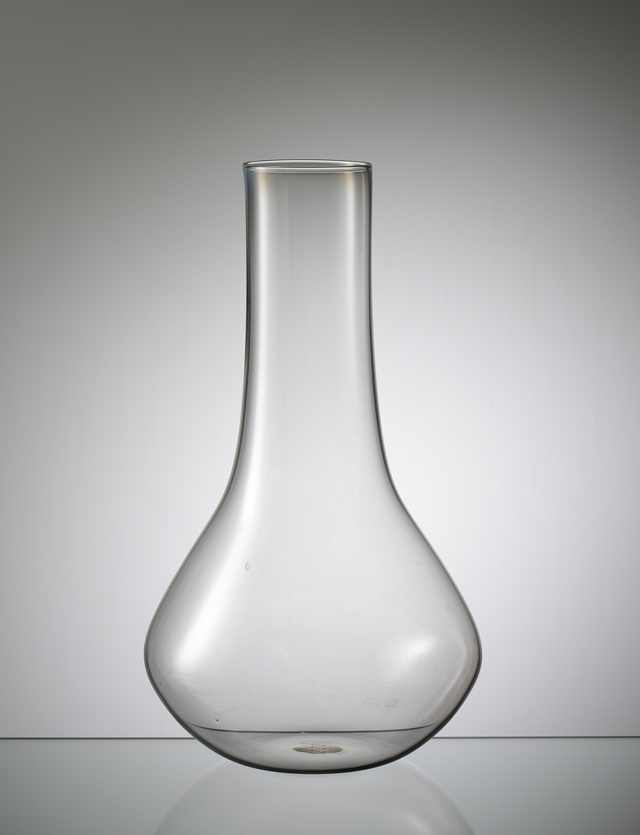 Närmast lökformad vas med cylindrisk hals.
Formgivare: Nils Landberg.