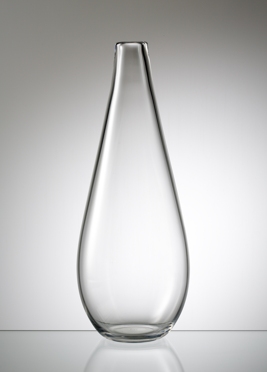 Vas med oval droppform.
Formgivare: Nils Landberg.