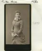 15-åriga Anna Linder porträtterad i hemstaden Linköping 1882 eller möjligtvis 1883. Dotter i domprost Carl Vilhelm Linder och makan Ulrika Wallenbergs barnrika äktenskap. I vuxen ålder lärarinna vid Linköpings Elementarläroverk för flickor och 1893 examinerad vid Högre lärarinnesemininariet i Stockholm. Vidare seminarieadjunkt och lektor i Landskrona och senare Kalmar. Från 1927 åter boende i Linköping.