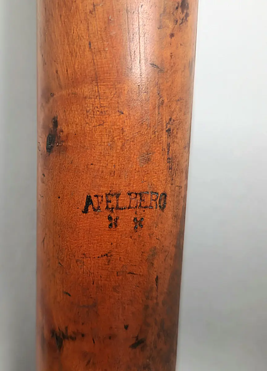 Tvärflöjt i buxbom med ringar i ben/horn. 4 delar. Konisk form. Översta ringen saknas. 1 klaff med vulstlagring och kvadratisk platta. Klaffen har gått av och saknas övre halvan.