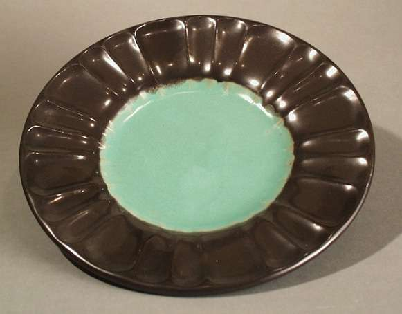 Gröna assietter med breda, svarta brätten, svart på undersidan.
Stämplade Ekeby 2356