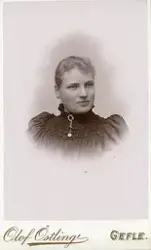 Porträtt av ung kvinna.