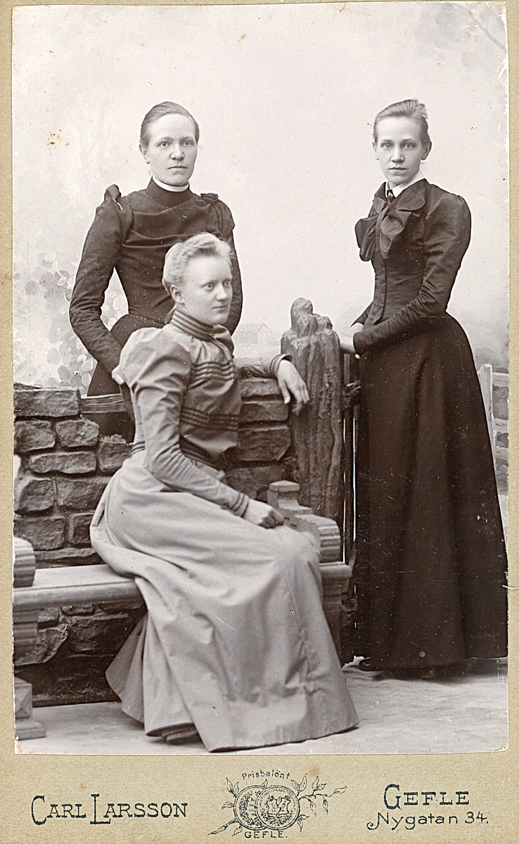 Porträtt av tre kvinnor.