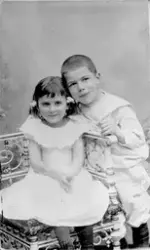 Portrett av søsknene Elisabeth (f. 1899)  og Ole Sandberg (f