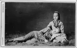 Fin tbilde av gutt som ligger på fanget til jente, ukjente. 