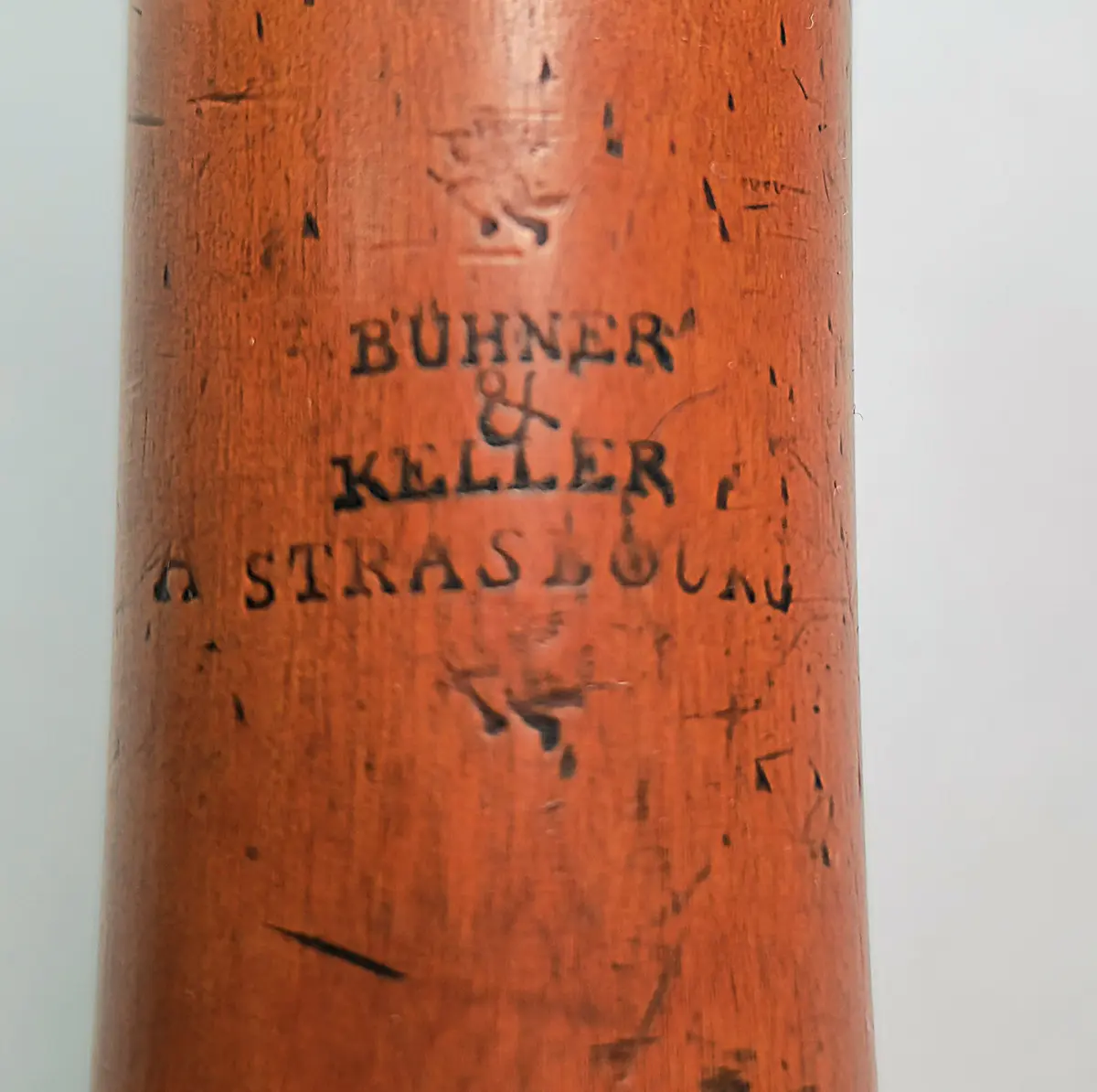 Tvärflöjt i buxbom med ringar av elfenben. 4 delar. Något konisk. Tydliga spår efter användning, särskilt vid anblåsningshålet. 1 silverklaff med bocklagring och kvadratisk platta.