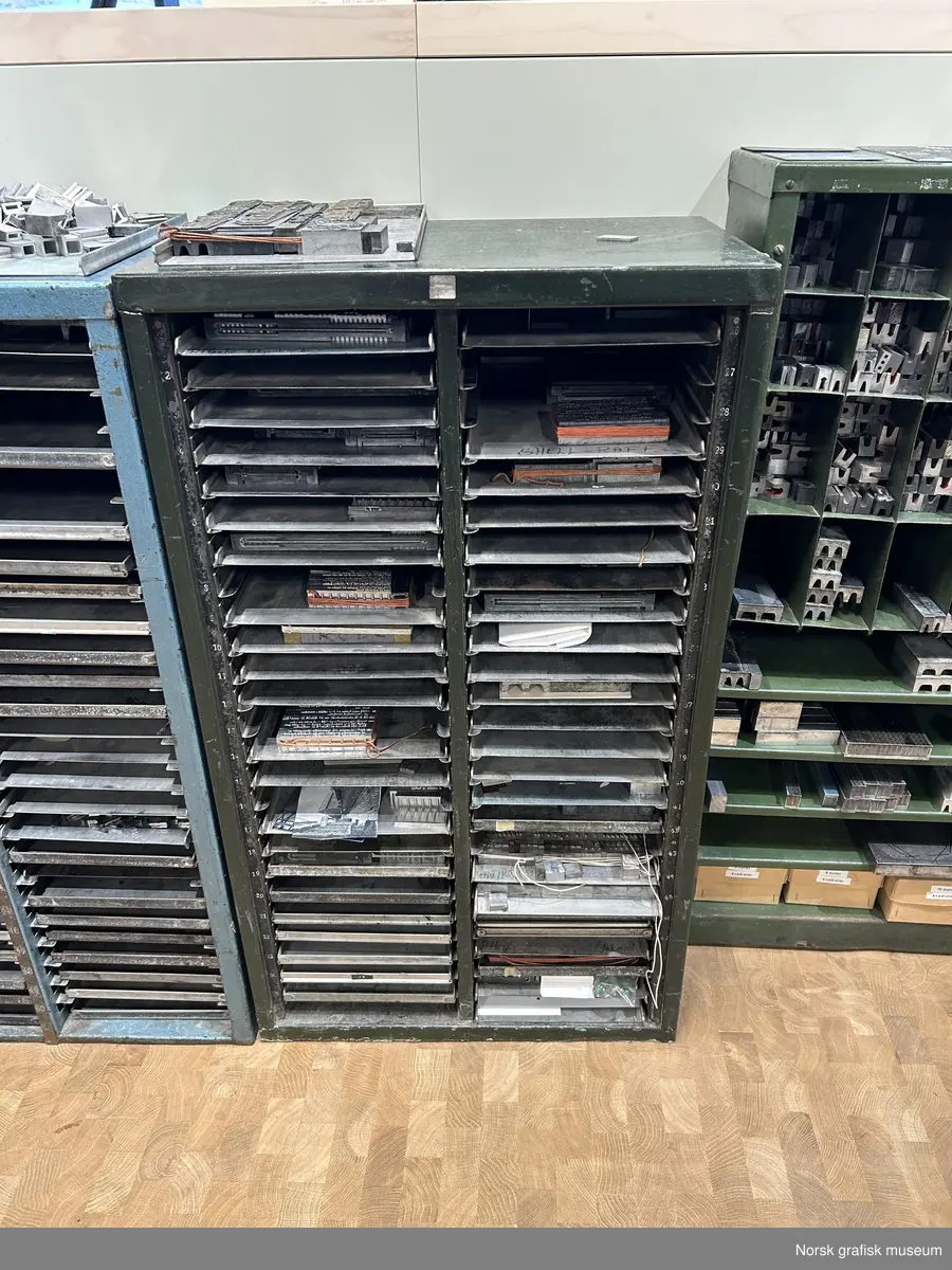 Dobbel. 
Funksjon: Oppbevaring av sats til trykking og avlegging