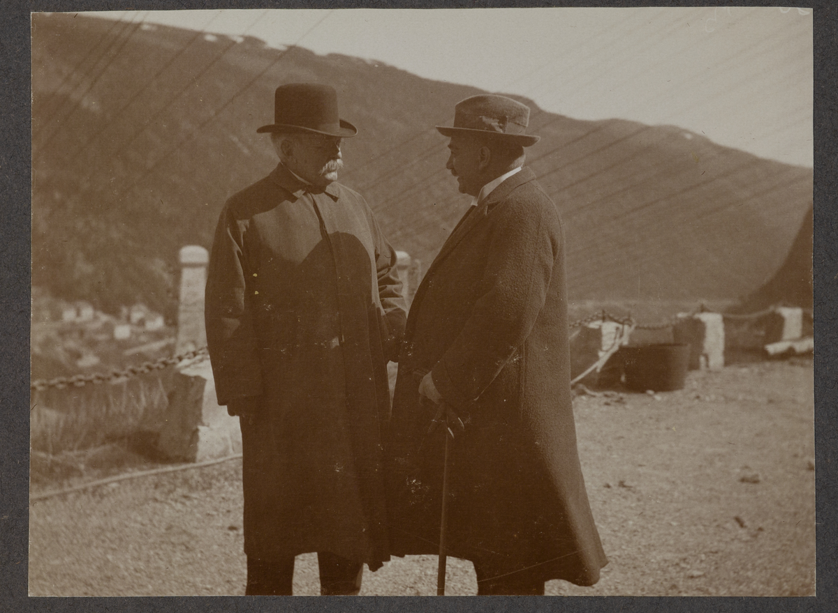 To ukjente menn i samtale, på reise til Rjukan i 1913

Album ligger større innbundet bok med gratulasjonstelegrammer sendt til Stousland. 
Albumet har teksten  "Bratsbergbanen 1913". 

Påtrykk på fotoalbum:
 E. Aubert fot.