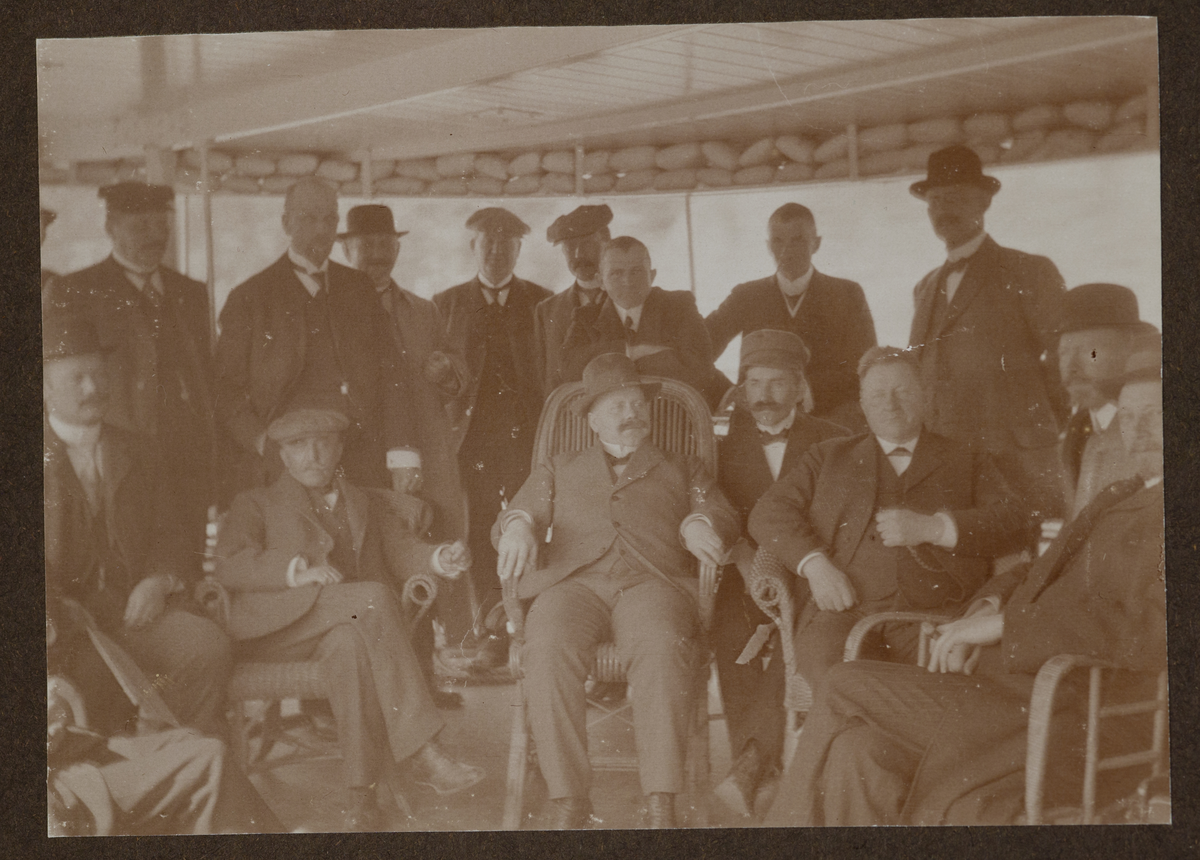 Et reisefølge, Rjukan i 1913 i sammenheng med Carl Stousland reise 

Album ligger større innbundet bok med gratulasjonstelegrammer sendt til Stousland. 
Albumet har teksten  "Bratsbergbanen 1913". 

Påtrykk på fotoalbum:
 E. Aubert fot.