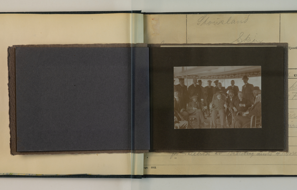 Et reisefølge, Rjukan i 1913 i sammenheng med Carl Stousland reise 

Album ligger større innbundet bok med gratulasjonstelegrammer sendt til Stousland. 
Albumet har teksten  "Bratsbergbanen 1913". 

Påtrykk på fotoalbum:
 E. Aubert fot.
