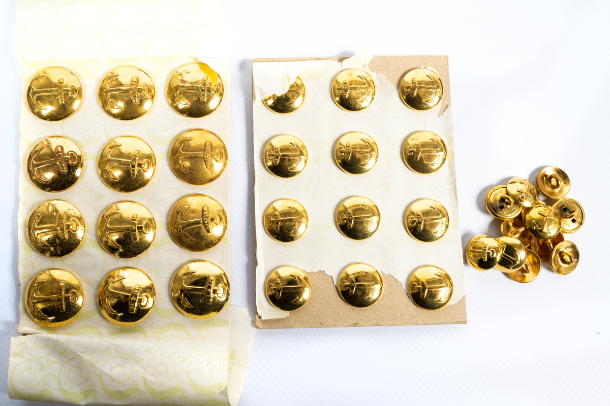 Textila yrkesbeteckningar av olika slag samt metallknappar.