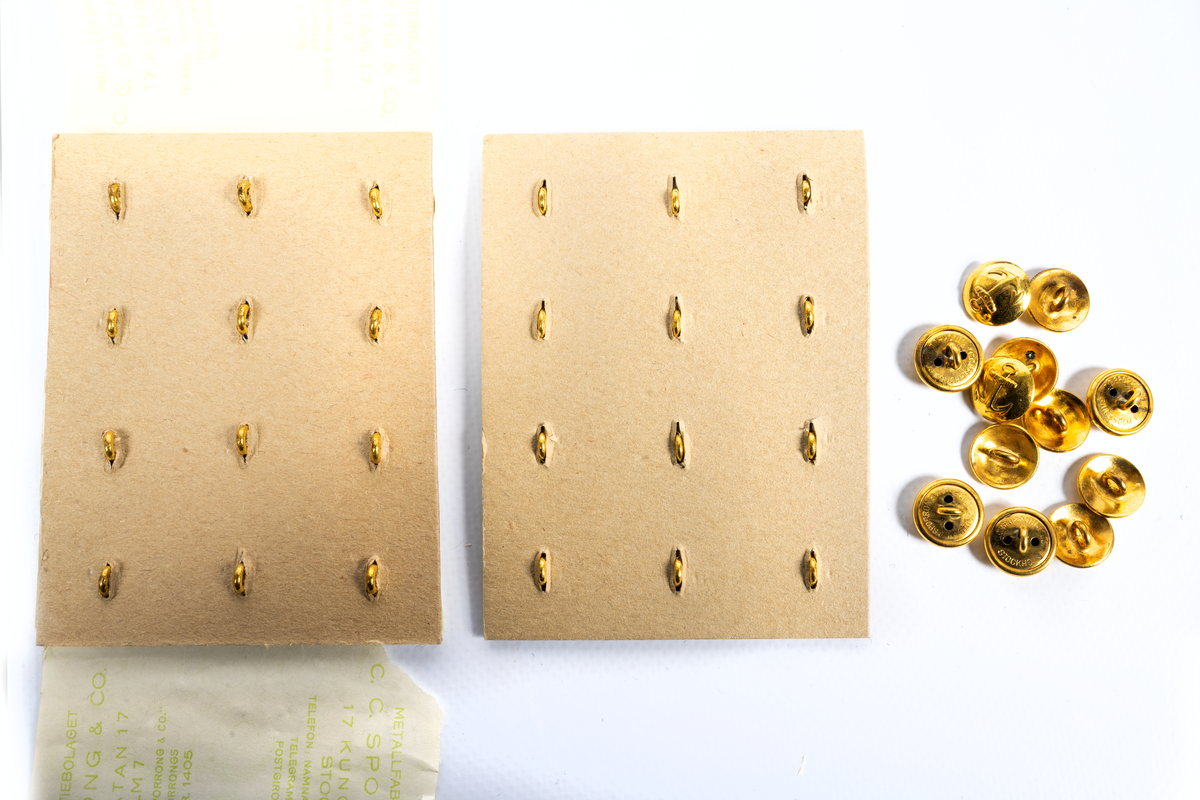 Textila yrkesbeteckningar av olika slag samt metallknappar.