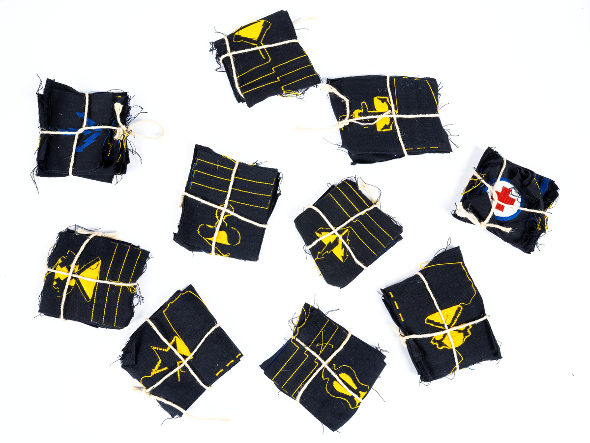 Textila yrkesbeteckningar av olika slag samt metallknappar.