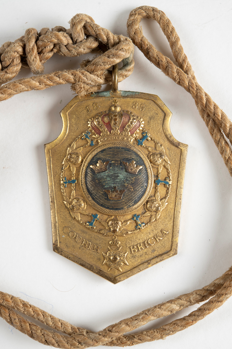 På baksidan ingraverat No. 40, Naturlig storlek, Teckning i orginal.
Hängande i ett snöre.