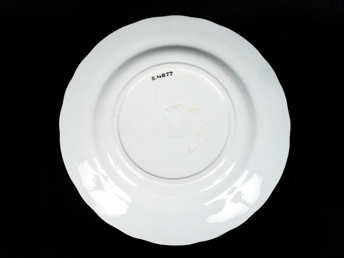 Föremålets form: Rund, flat med vågig kant