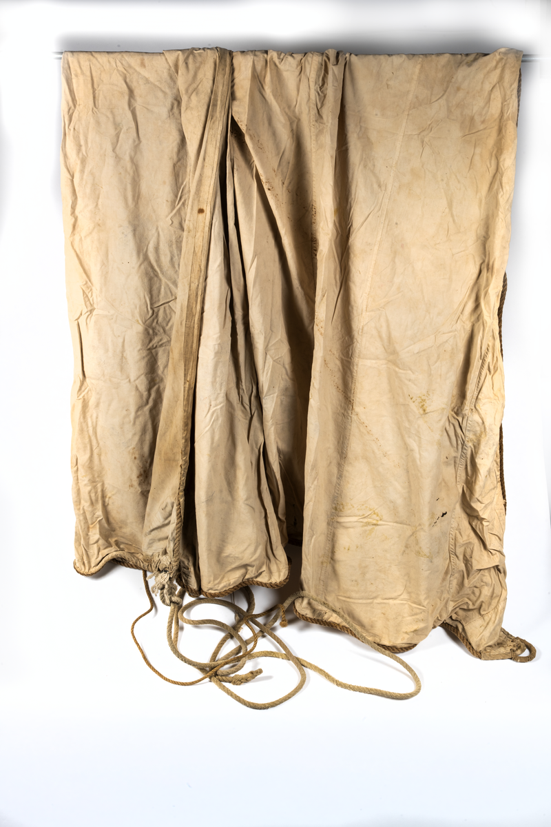 Västkustsnipa, spetsgattad, klinkbyggd i furu. Djupgående: 0,35 m. 
1 mast (längd 4 m)
1 spri (längd 3,75 m)
1 storsegel
1 fock
Seglen av bomull, tillverkade av mjölsäckar (ryska?)
1 segelsäck
1 par åror
3 par årtullar.