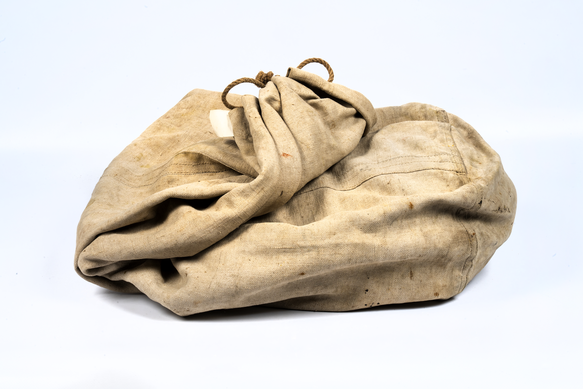 Västkustsnipa, spetsgattad, klinkbyggd i furu. Djupgående: 0,35 m. 
1 mast (längd 4 m)
1 spri (längd 3,75 m)
1 storsegel
1 fock
Seglen av bomull, tillverkade av mjölsäckar (ryska?)
1 segelsäck
1 par åror
3 par årtullar.