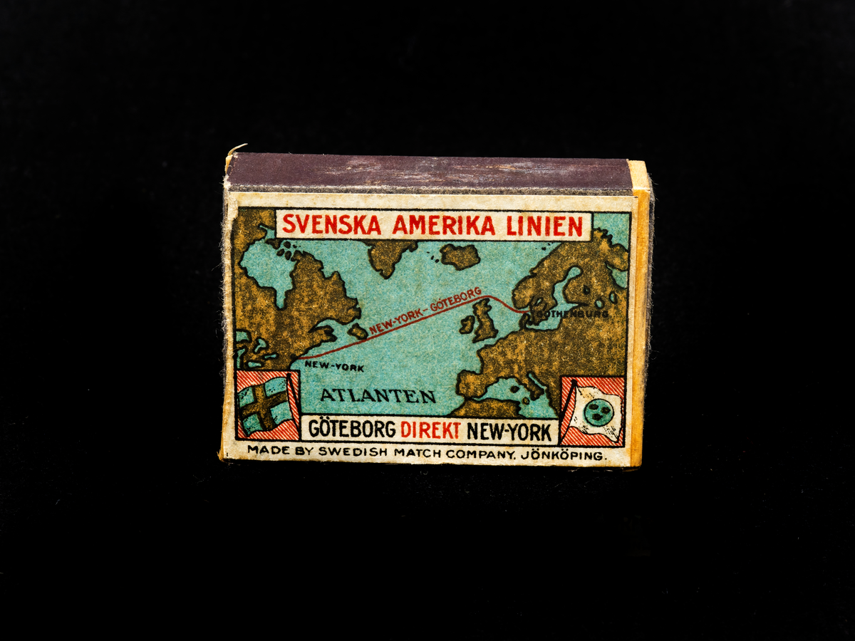 3 tändsticksaskar med tändstickor.

Etikett på askarnas ovansida: Bild visande linjesträckningen Göteborg - New York, text "SVENSKA AMERIKA LINIEN" "GÖTEBORG DIREKT NEW-YORK" "MADE BY SWEDISH MATCH COMPANY, JÖNKÖPING".  I bildens vänstra respektive högra nedre hörn svenska- resp. rederiflaggan.

Etikett på askarnas undersida: Blå med vit inramning och text "Swedish American Line Gothenburg - New York Only Direct Passenger Service Sweden - America Unsurpassed Accommodations."
