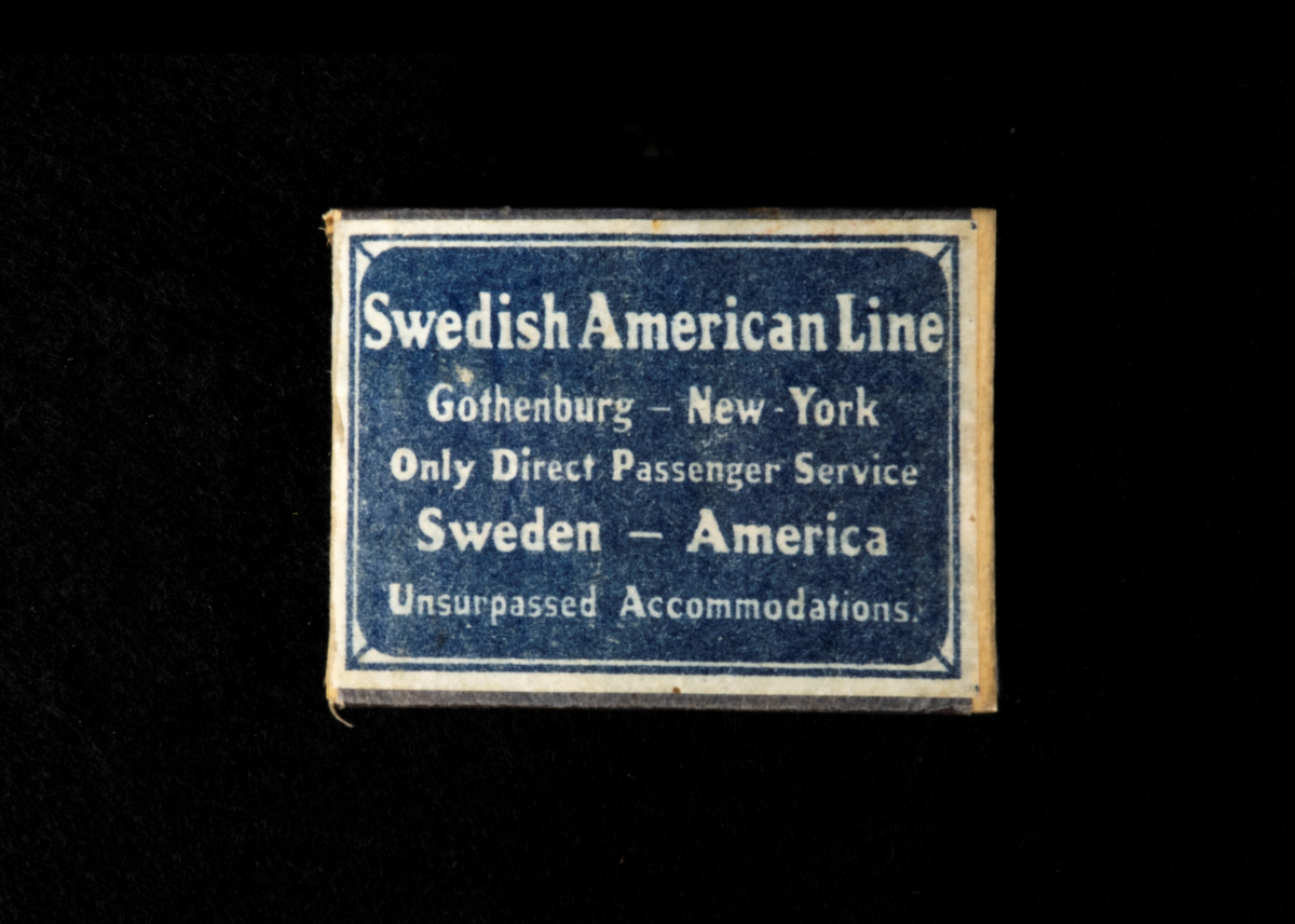 3 tändsticksaskar med tändstickor.

Etikett på askarnas ovansida: Bild visande linjesträckningen Göteborg - New York, text "SVENSKA AMERIKA LINIEN" "GÖTEBORG DIREKT NEW-YORK" "MADE BY SWEDISH MATCH COMPANY, JÖNKÖPING".  I bildens vänstra respektive högra nedre hörn svenska- resp. rederiflaggan.

Etikett på askarnas undersida: Blå med vit inramning och text "Swedish American Line Gothenburg - New York Only Direct Passenger Service Sweden - America Unsurpassed Accommodations."
