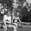 Idrottstävlingar på Värendsvallen, 1944.
Två av de tävlande herrarna. Ettan och tvåan i sprinterloppet.