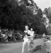Idrottstävlingar på Värendsvallen, 1944.
Löpning för herrar. Gunder Hägg i täten. Till höger sitter en man
på huk och fotograferar.
