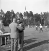 Idrottstävlingar på Värendsvallen, 1944.
Gunder Hägg tar emot pris.