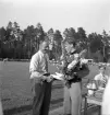 Idrottstävlingar på Värendsvallen, 1944.
Gunder Hägg tar emot pris.