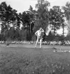 En spjutkastare tar sig för pannan efter ett kast.
Idrottstävlingar på Värendsvallen, 1944.