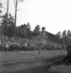 Idrottstävlingar på Värendsvallen, 1944.
Löpning (?) för herrar. I bakgrunden syns hedersläktaren.
