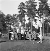 Idrottstävlingar på Värendsvallen, 1944.
Tidtagare, funktionärer m.fl. på en liten läktare.