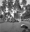 Idrottstävlingar på Värendsvallen, 1944.
Tidtagare, funktionärer m.fl. på en liten läktare vid målsnöret.